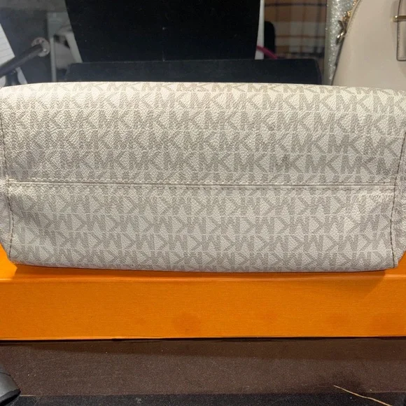 Michael Kors Cream and Gold Tote Bag - Picture 6 of 6